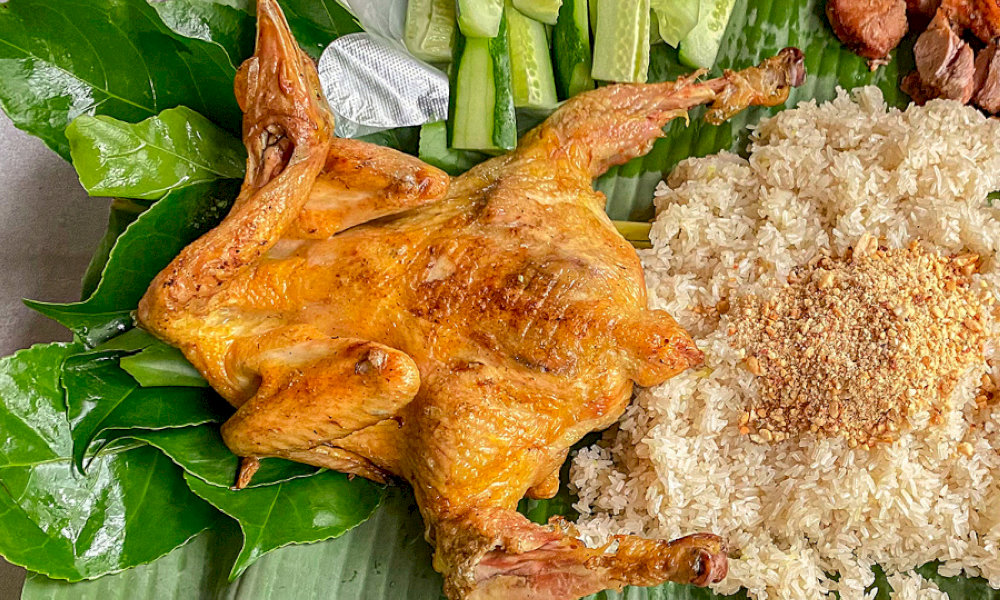 Gà rẫy hấp tiêu xanh